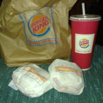 Cheeseburger neben Fanta