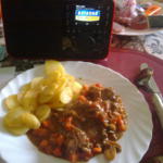 Rahmgulasch mit Pilze, Bratkartoffel, Würfelmöhre