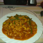 Schweine-Gulasch-Topf an Gemüse